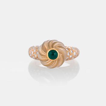 1034. Boucheron ring med snidad bergkristall, en cabochonslipad smaragd samt runda briljantslipade diamanter.