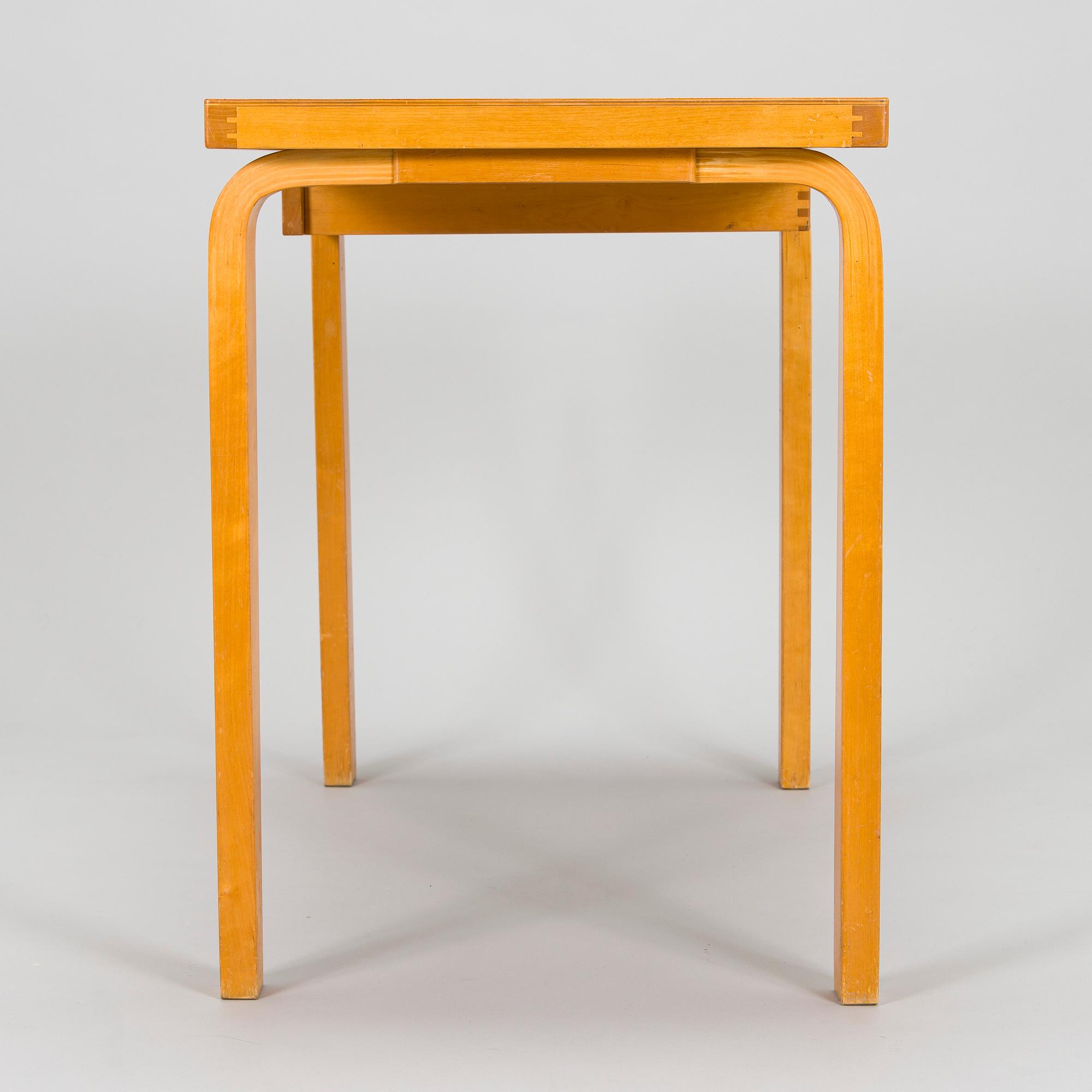 Alvar Aalto, skrivbord, "K81" för O.Y. Huonekalu-ja Rakennustyötehdas A.B. 1900-talets mitt.