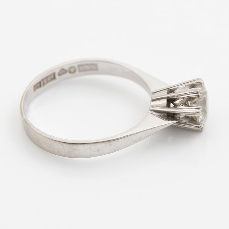 Ring, enstensring, 18K vitguld med rund briljantslipad diamant 1.02 ct.