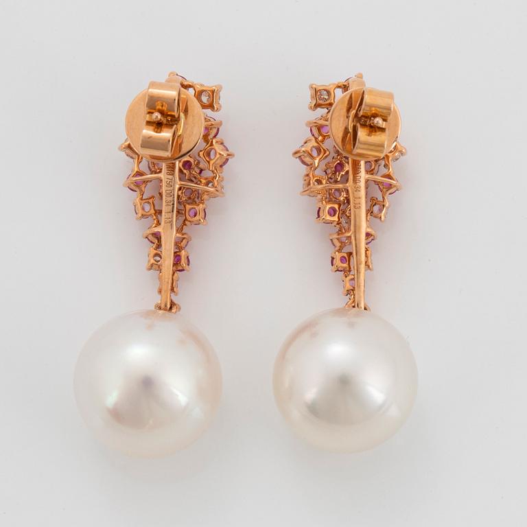 Ett par örhängen med odlade Söderhavspärlor samt runda briljantslipade diamanter och rosa safirer.