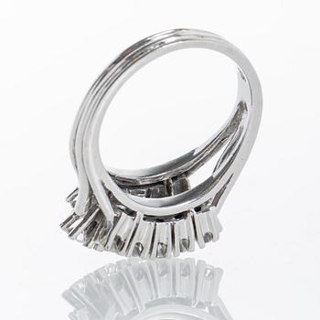 RING, 14K vitguld med briljantslipade diamanter ca 0.85 ct.