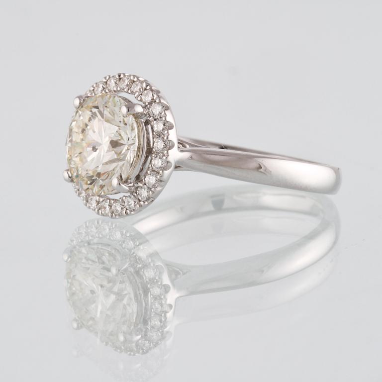 RING, 18K vitguld med briljantslipad diamant ca 2.03 ct samt små briljantslipade diamanter 0.24 ct. 4,8 gram.