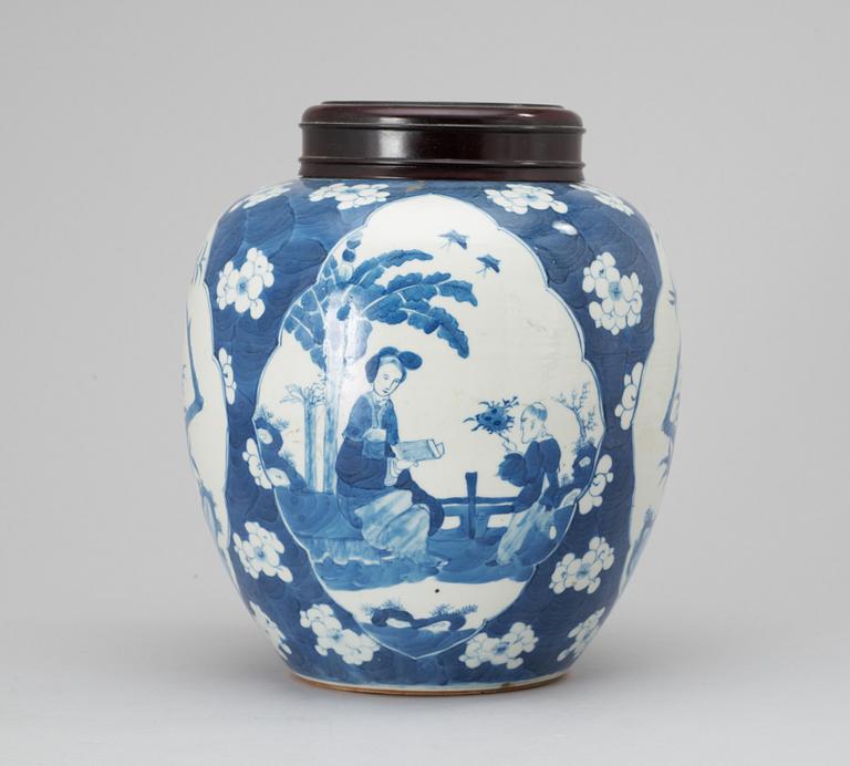 BOJAN, porslin. Sen Qing dynastin, Kangxi-stil med Kangxis fyra karaktärers märke.