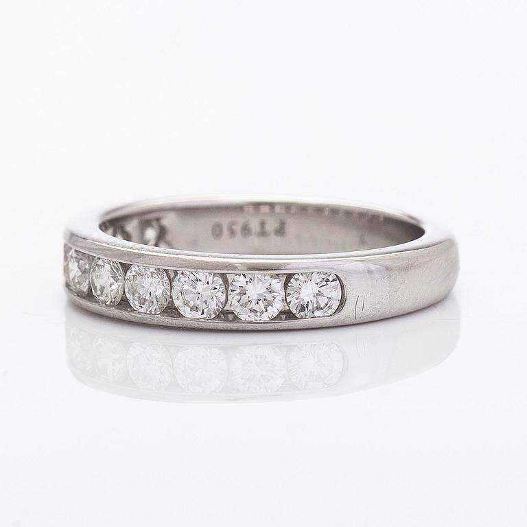 Tiffany & Co, ring, halvallians, "Tiffany Setting", platina och briljantslipade diamanter.