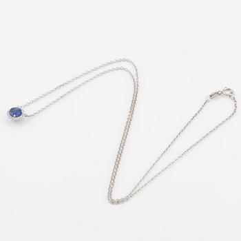 18K gold necklace with a faceted sapphire and round brilliant-cut diamonds.