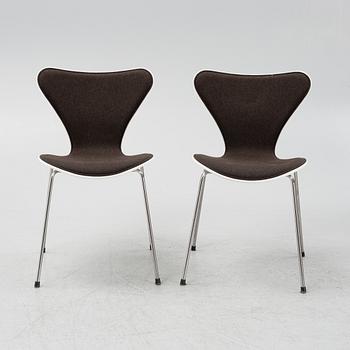 Arne Jacobsen, a set of five 'Series 7' chairs, Fritz Hansen 2013.