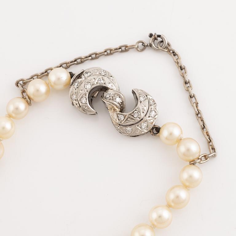 A cultured pearl necklace witk an 18K gold clasp set with eight-cut diamonds.