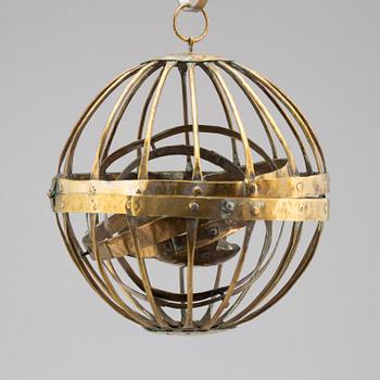 AN 18TH CENTURY BRASS NAUTICAL OIL LAMP.