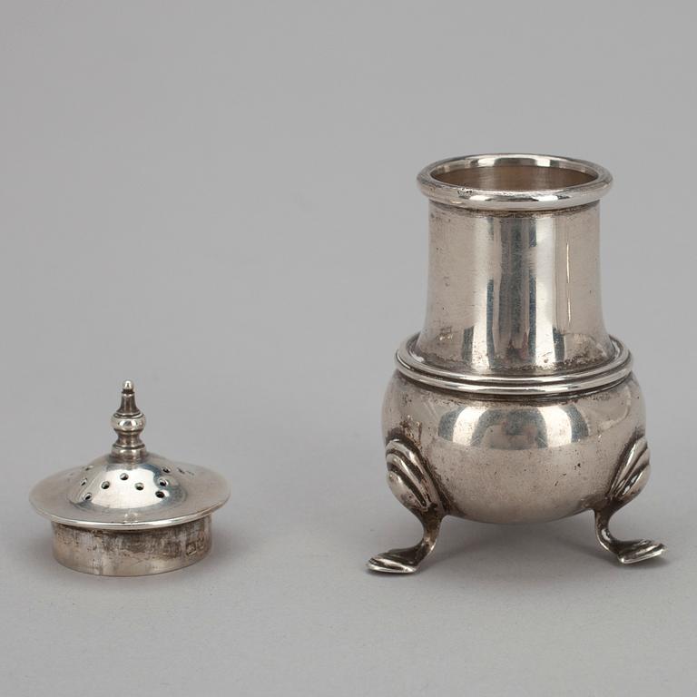 SALTKAR, PEPPARSTRÖARE samt SOCKERTÅNG, England 1800- och 1900-tal. Tot. silvervikt 172 g.
