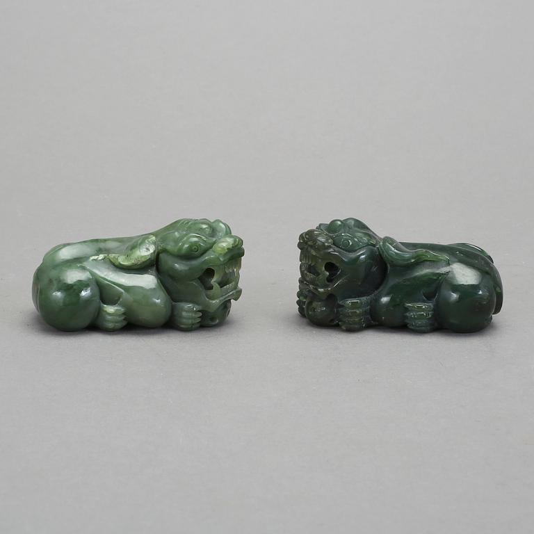 FIGURINER, ett par, troligen nefrit, Kina.