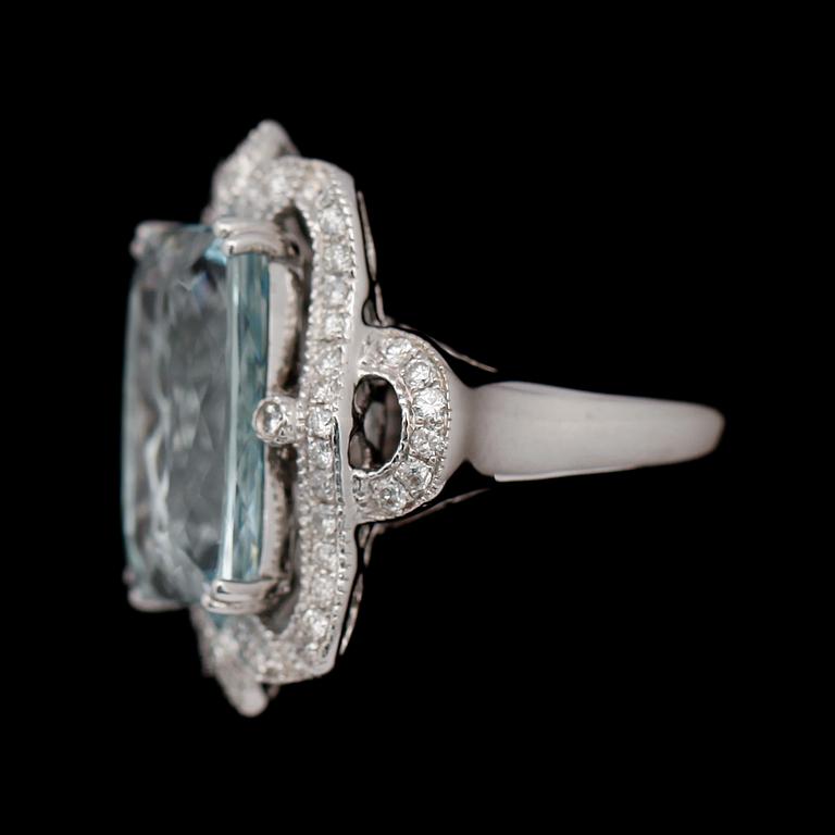 COCKTAILRING, 18 k vitguld, rektangulär fasettslipad akvamarin 8.60 ct, briljantslipade diamanter tot 0.56 ct.