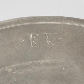 A presumably German baroque pewter charger, early 18th century.