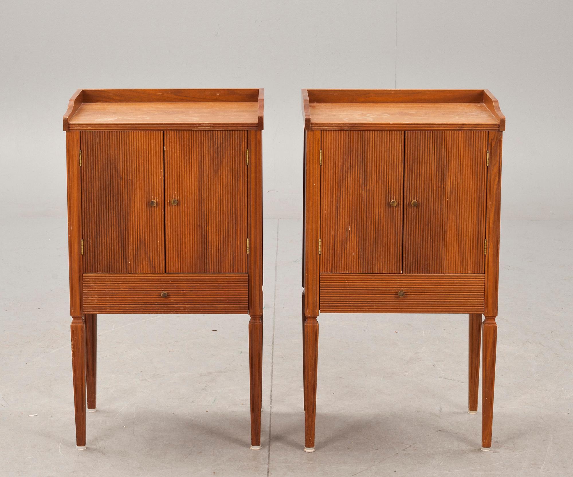 POTTSKÅP, ett par, gustaviansk stil, 1900-talets slut.