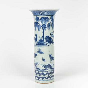 A Chinese blue and white vase late Qing dynasty, circa 1900.