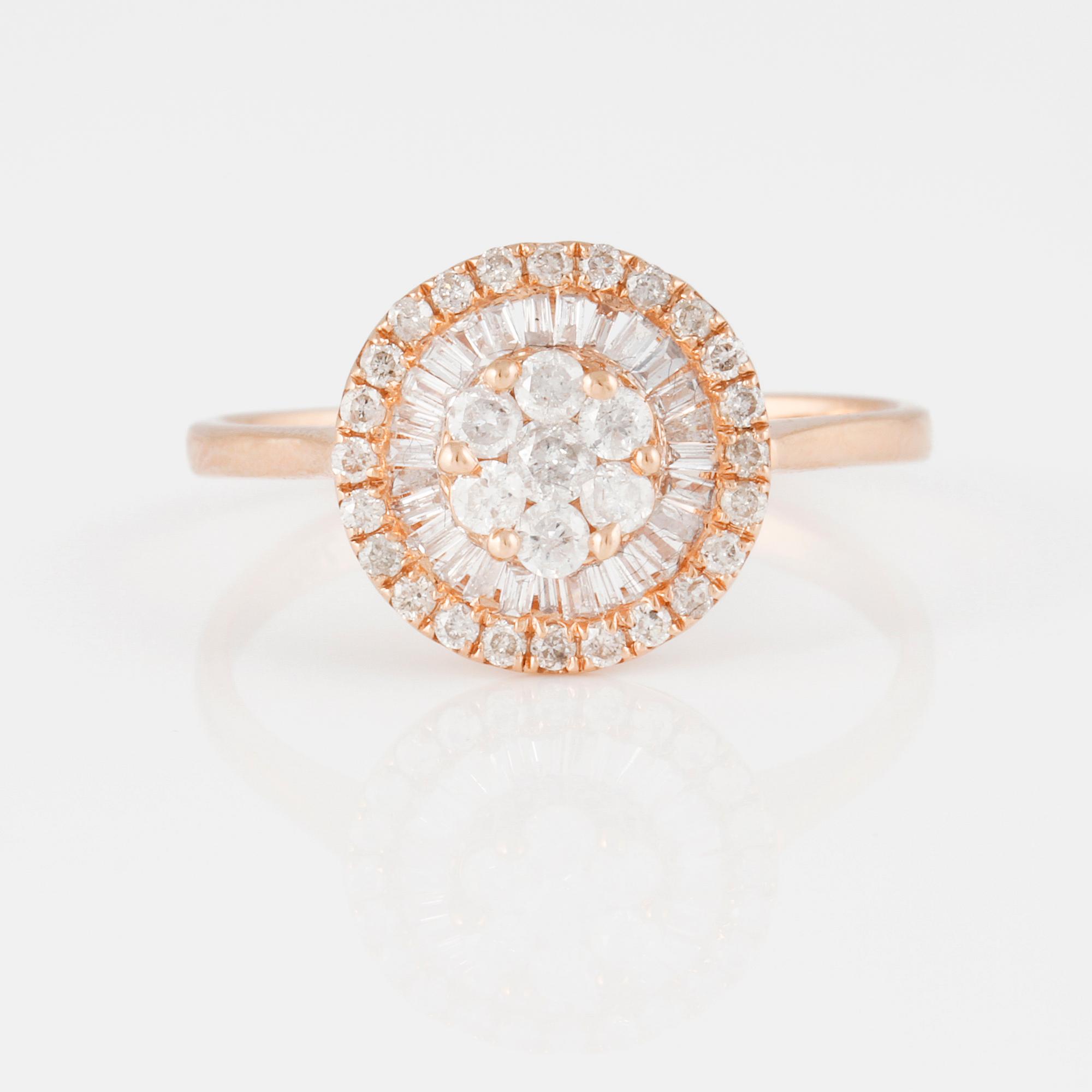 RING, 18K roséguld med baguette och briljantslipade diamanter ca 0.45 ct Vikt 2,1 gram.