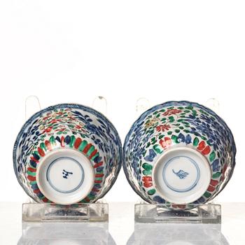 A pair of famille verte cups with stands, Qing dynasty, Kangxi (1662-1722).
