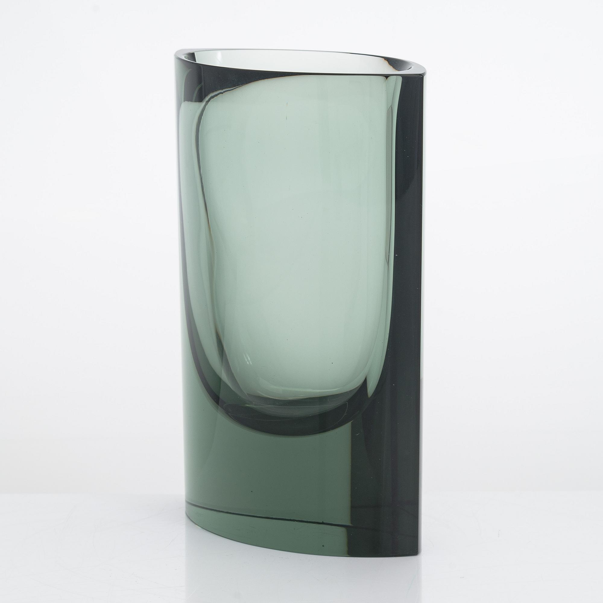 A green Kaj Franck glass vase model 407, signed Nuutajärvi Notsjö.