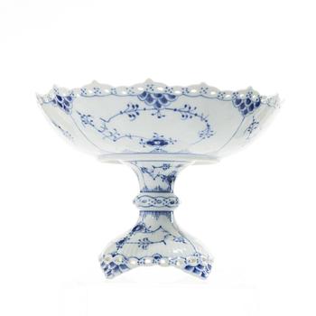 Royal Copenhagen, Serveringsskålar, tre stycken samt terrin, porslin, "Musselmalet helblond" (Blue fluted full lace), 1968-73.