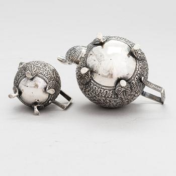 Tekanna och mjölkkanna, österländskt silver, kring 1900.
