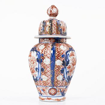 Fat och urna, porslin, Japan, Meiji (1868-1912).