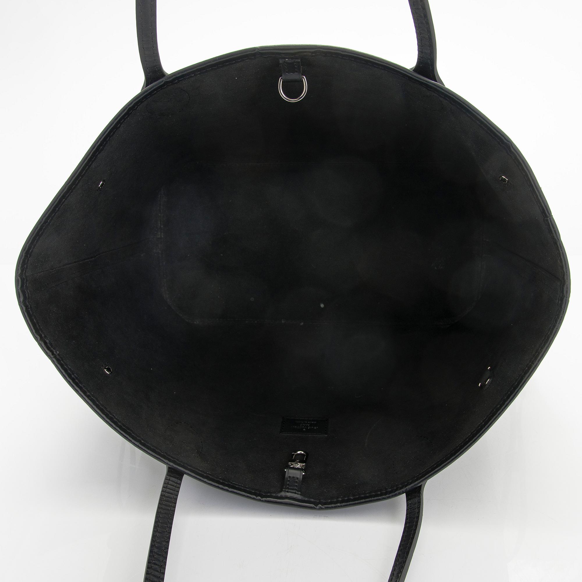 Louis Vuitton, a 'Neverfull MM' bag.