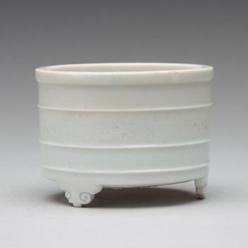 A blanc de chine 'dehua' censer, Qing dynasty, Kangxi  (1664-1722).