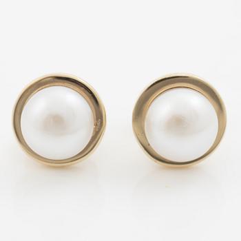 A pair of earrings in 18K gold with cultured pearls.