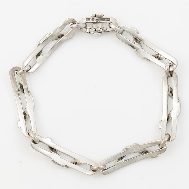 Engelbert bracelet 18K white gold with round brilliant-cut diamonds.