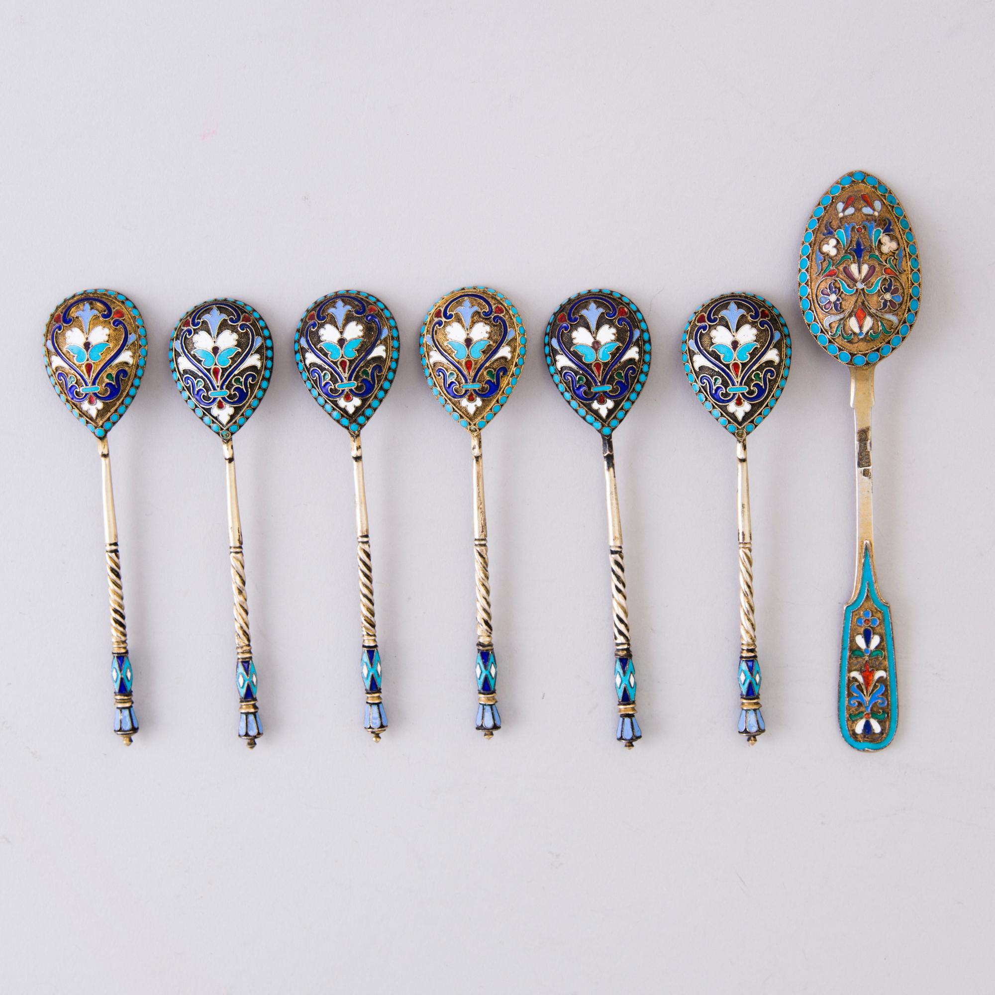 KAFFESKEDAR 6+1, emalj och silver, Ryssland ca 1900.