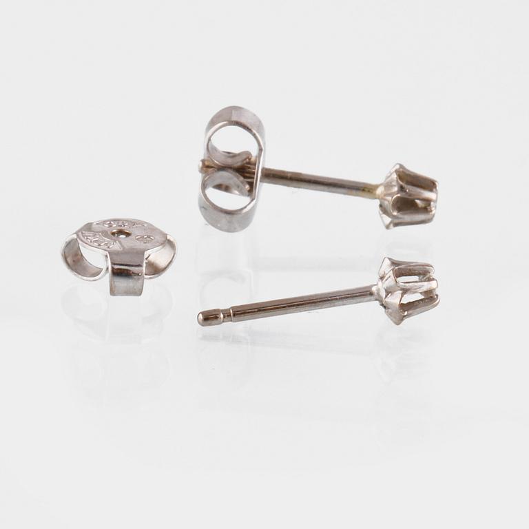 ÖRHÄNGEN, 18K vitguld med briljantslipade diamanter ca 0.06 ct. Vikt 1,0 gram.