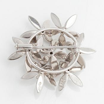 An 18K white gold brooch with diamonds ca. 0.10 ct in total. Unoarre, Italy.