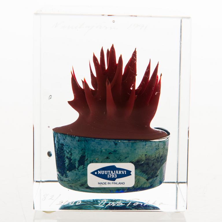 OIVA TOIKKA, An annual cube signed Oiva Toikka Nuutajärvi 1991 and numbered 82/2000.