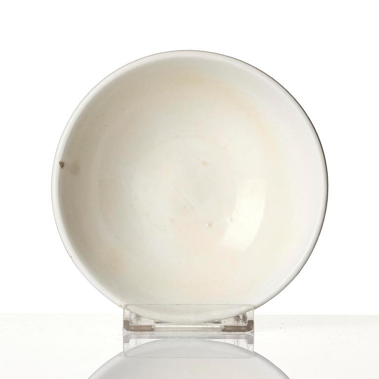 Skålar två stycken, vitglaserade samt kanna med lock, keramik, 1600-/1700-tal.