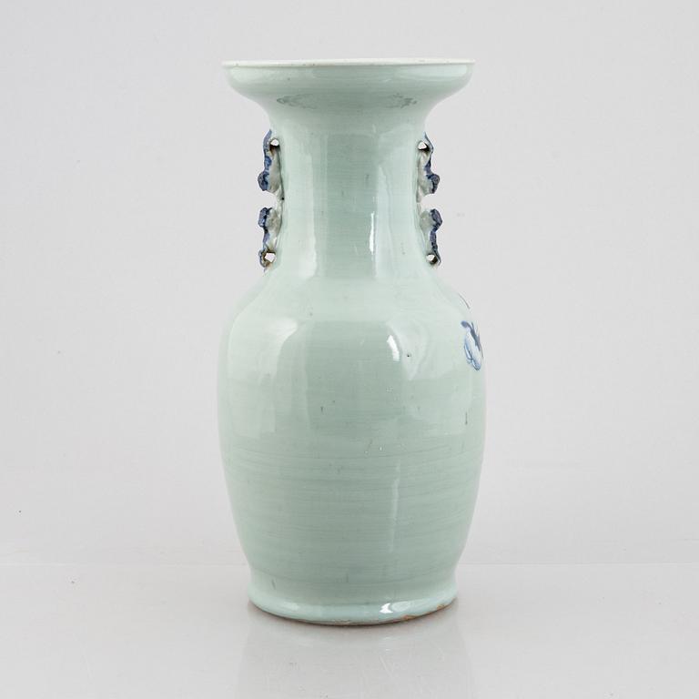 A Chinese porcelain vase, Qing dynasty, second half of the 20th Century.