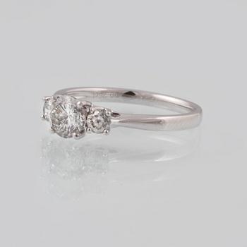 RING, 18K vitguld med en briljantslipad diamanter ca 0.70 samt 2 briljantsliapde diamanter ca 0.23 ct. Vikt 2,5 gram.