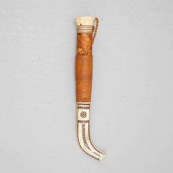 Esse Poggats, a rendeer horn Sami knife, signed.