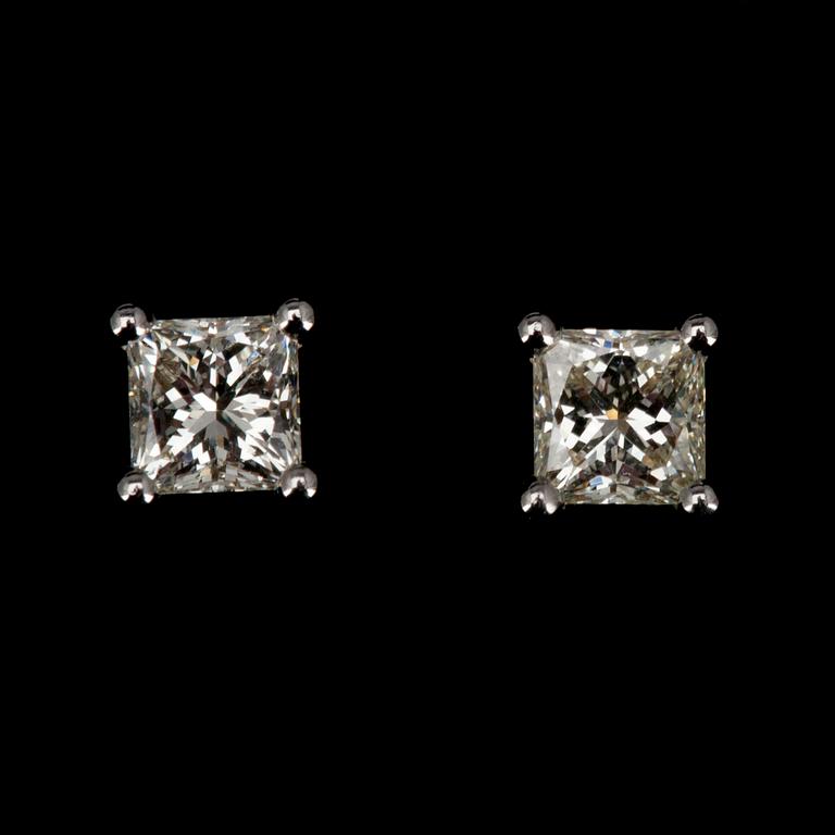 ÖRHÄNGEN, vitguld 18K, princess slipade diamanter, tot. 0,56 ct. Intyg 203.