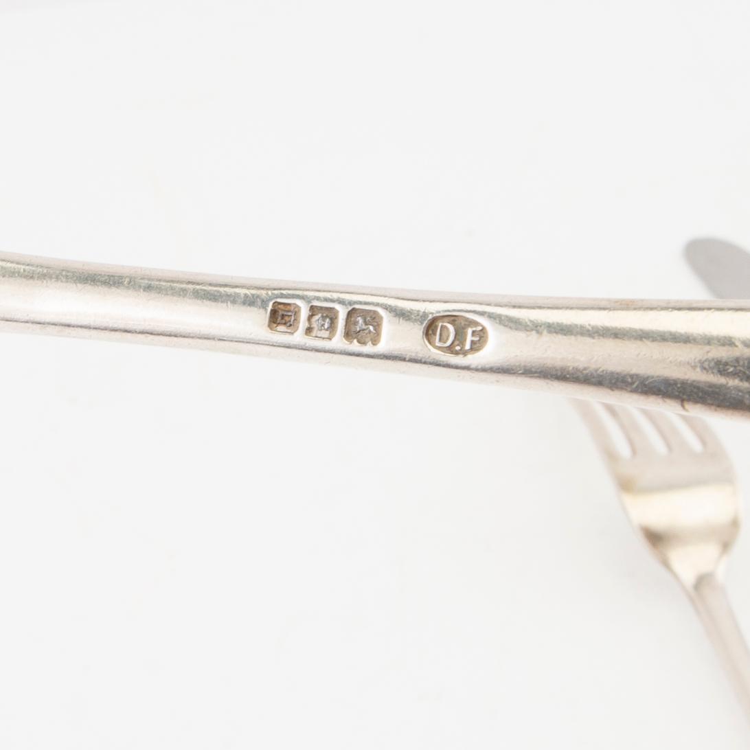 Josiah Williams & Co (David Landsborough Fullerton), cutlery 24 pcs silver London England early 20th century.