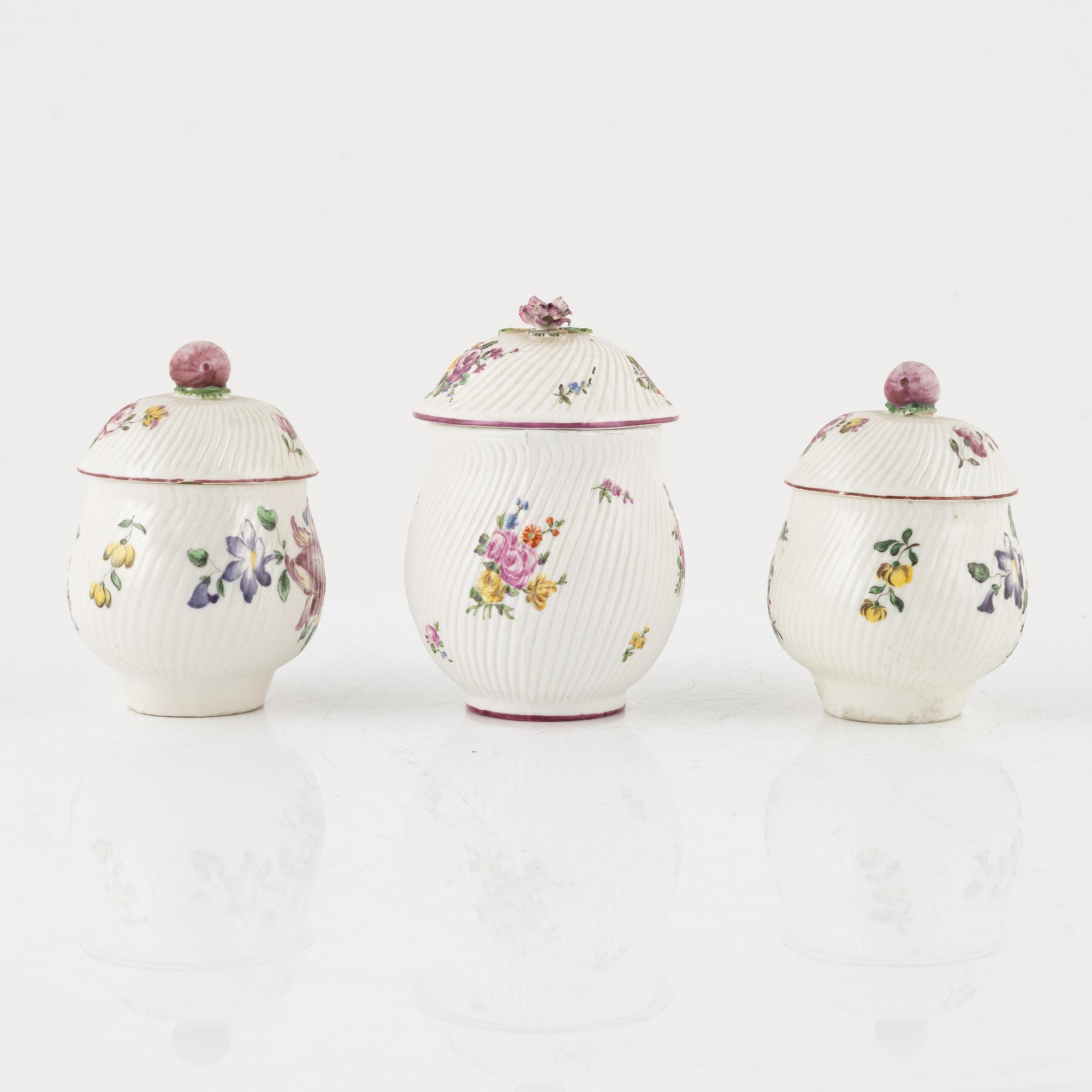 Cremekoppar, tre stycken,  mjukt porslin. Marieberg, 1700-tal.