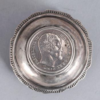 KYRKDOSA, silver, nära utplånade stämplar, troligen Sverige, 1800-tal. Vikt ca 37 gram.