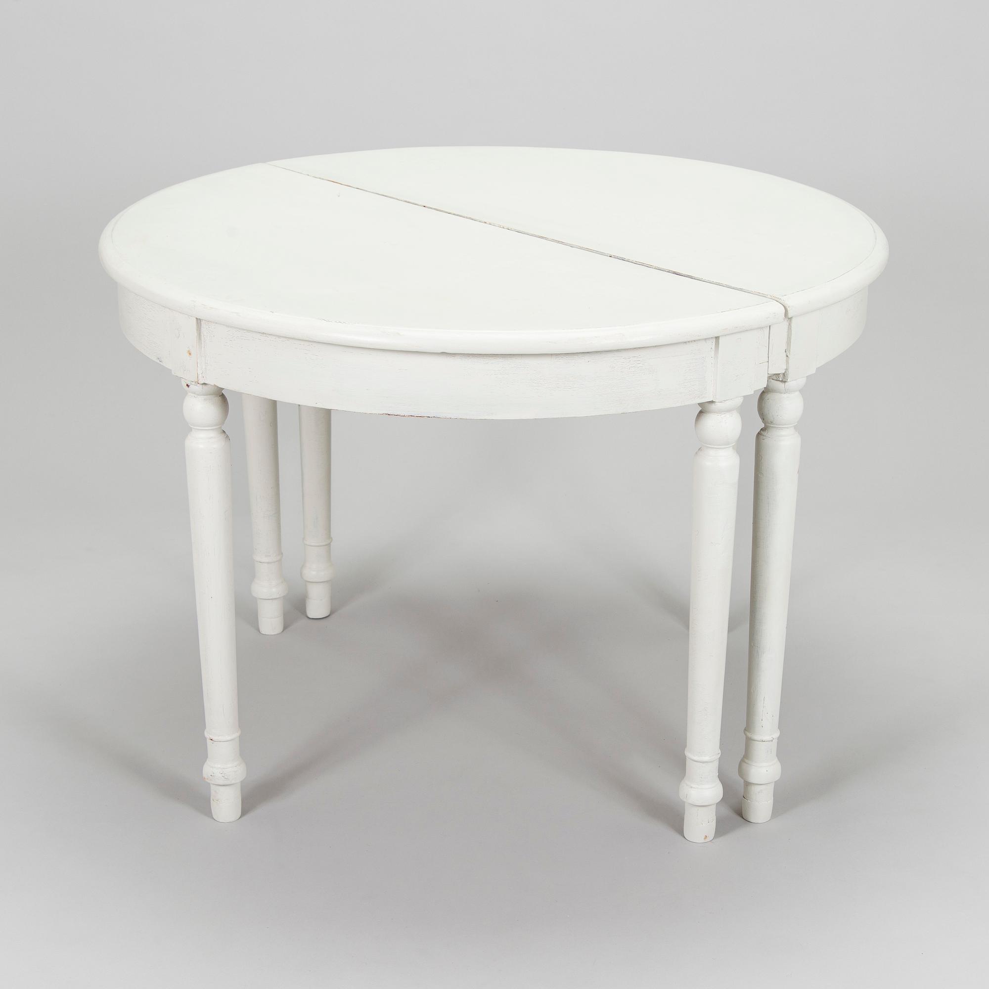 Matbord, sk. månbord, 1800-tal.