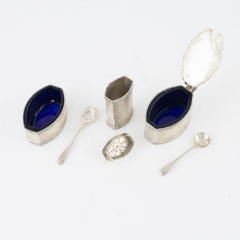 A three piece silver table set, England 1904.