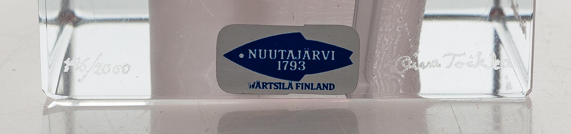 An annual glass cube, signed Oiva Toikka Nuutajärvi 1985, numbered 146/2000.