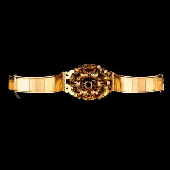 ARMBAND, 18K guld, 1969 med ametister. Total vikt ca 44 g.