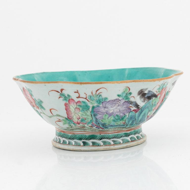 A famille rose bowl, late Qing dynasty, circa 1900.