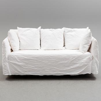 PAOLA NAVONE, soffa, "Ghost 10", Gervasoni, enligt uppgift inköpt 2016.