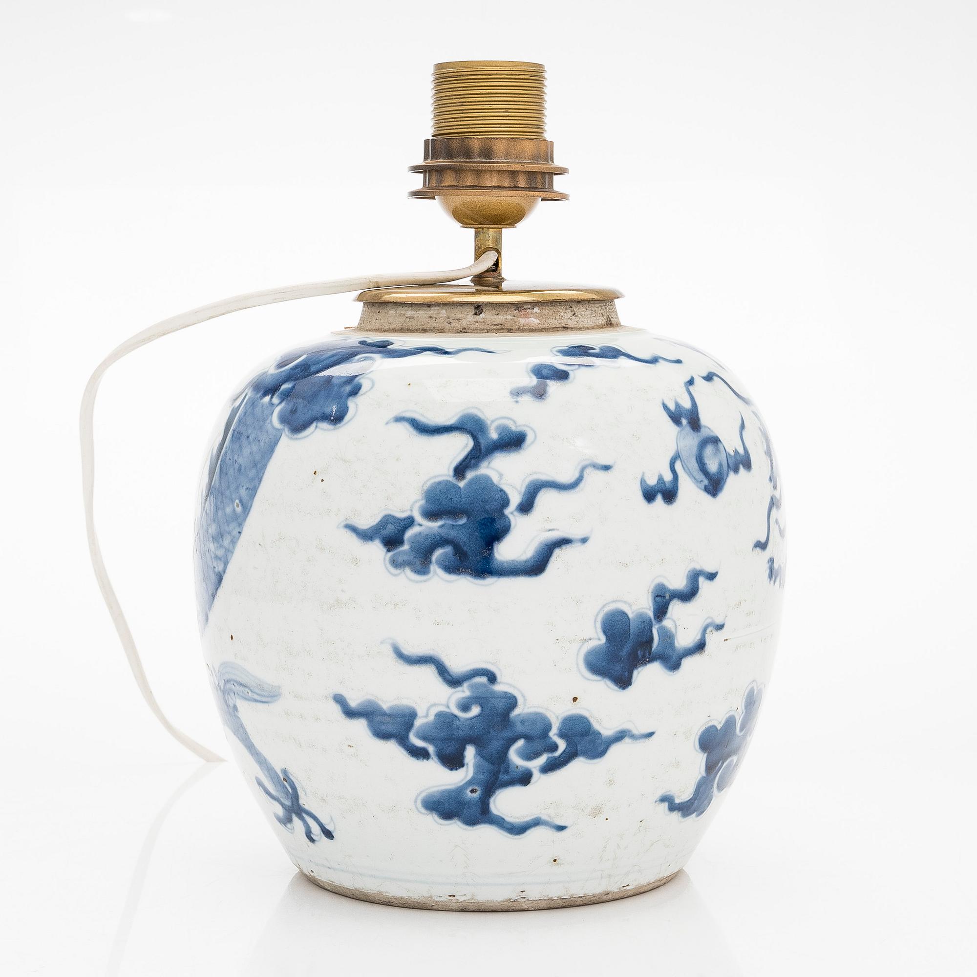 Bojaani/lampunjalka, posliinia. Kiina, Qing-dynastia, 1800-luku.