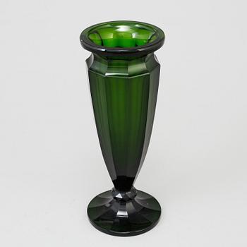 A GREEN GLASS ART DÉCO VASE, first half of the 20th century.