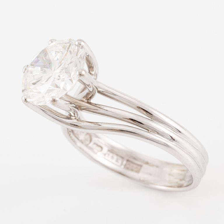 A ring in 18K white gold set with a round brilliant-cut diamond.