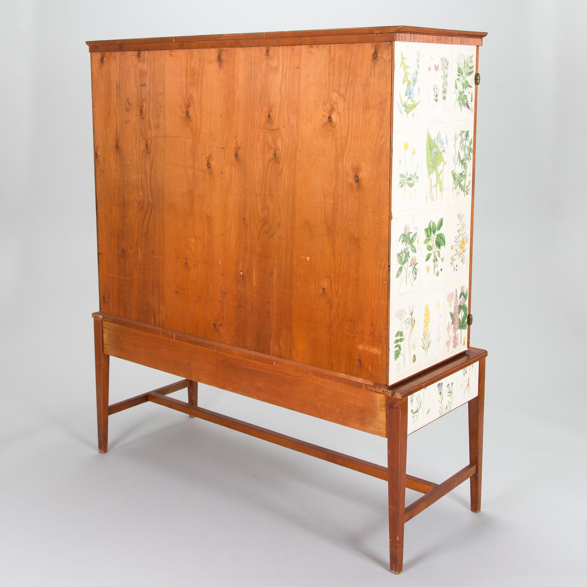 Skåp, tillverkat av AB Baltisk Möbelindustri. SMI(Svensk Möbel Industri) NR 63. 1900-talets mitt.